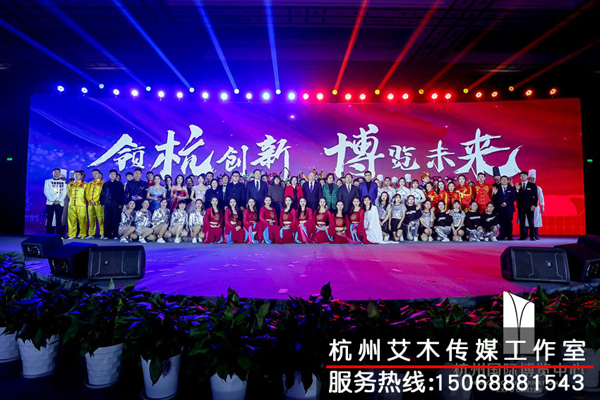 1630146563104996.jpg 參加茶話會的領導以及演員合影