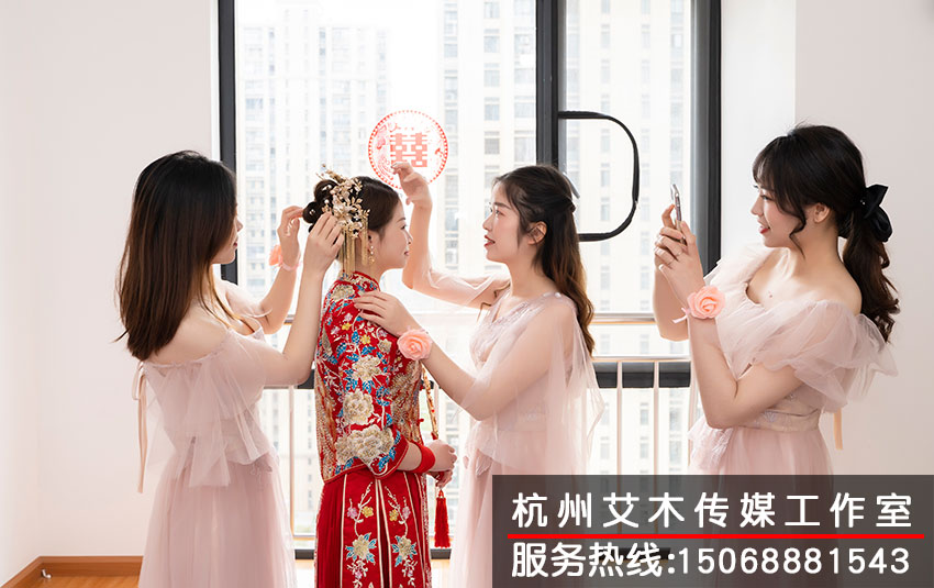 1630818767478085.jpg 新娘以及伴娘團體拍照