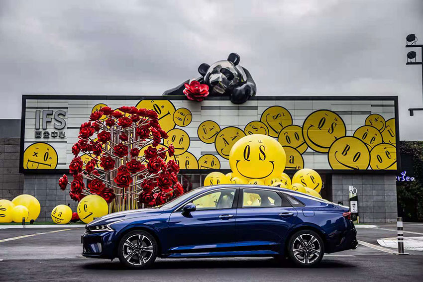 戶(hù)外停放的起亞汽車(chē)新品拍攝