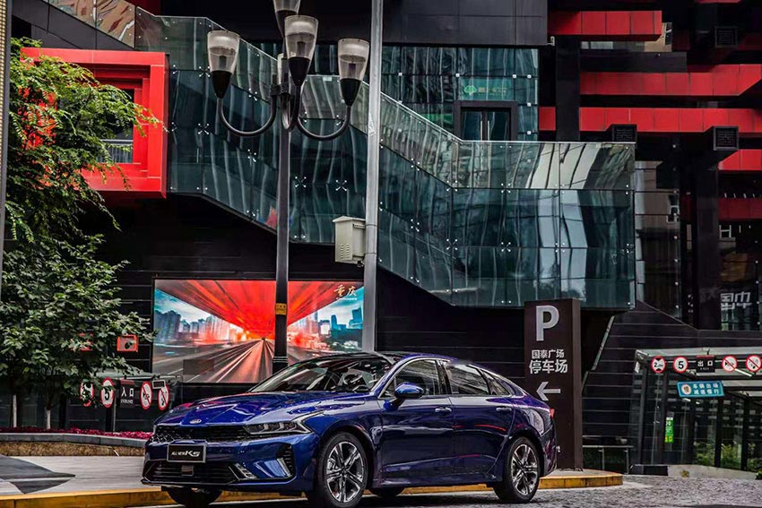 市中心停放的起亞汽車(chē)新品拍攝