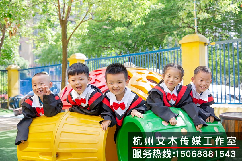 幼兒園小朋友手牽手拍攝