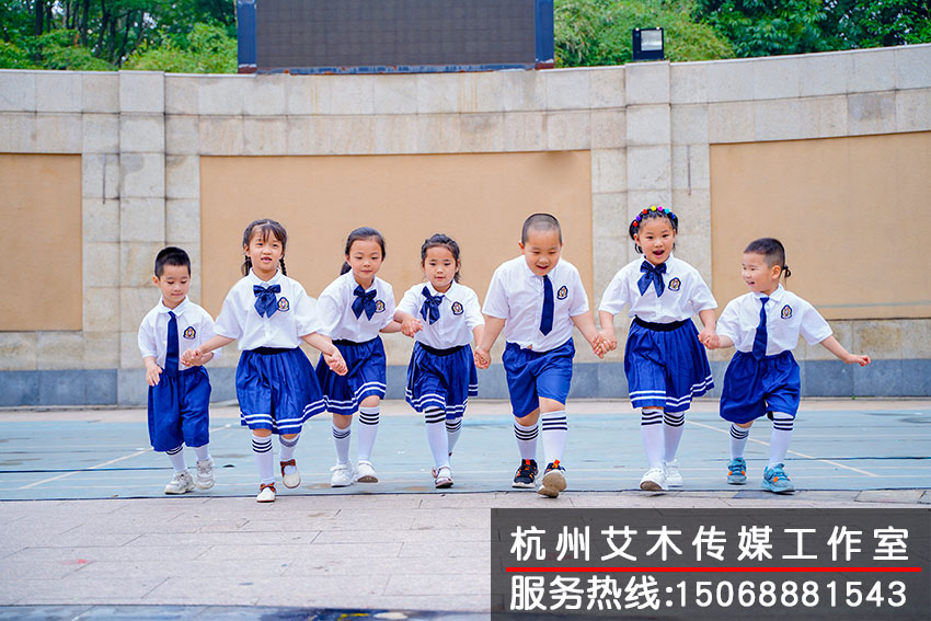 和熟悉的幼稚園，親密的同學(xué)牽手留念拍攝