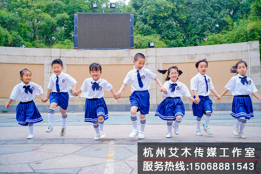 和熟悉的幼稚園，親密的同學(xué)牽手留念拍攝