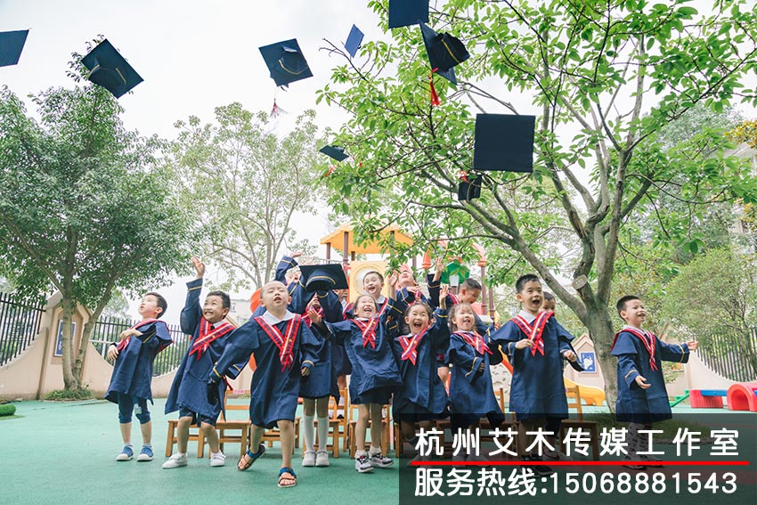 統(tǒng)一服裝扔帽子的集體照拍攝留影