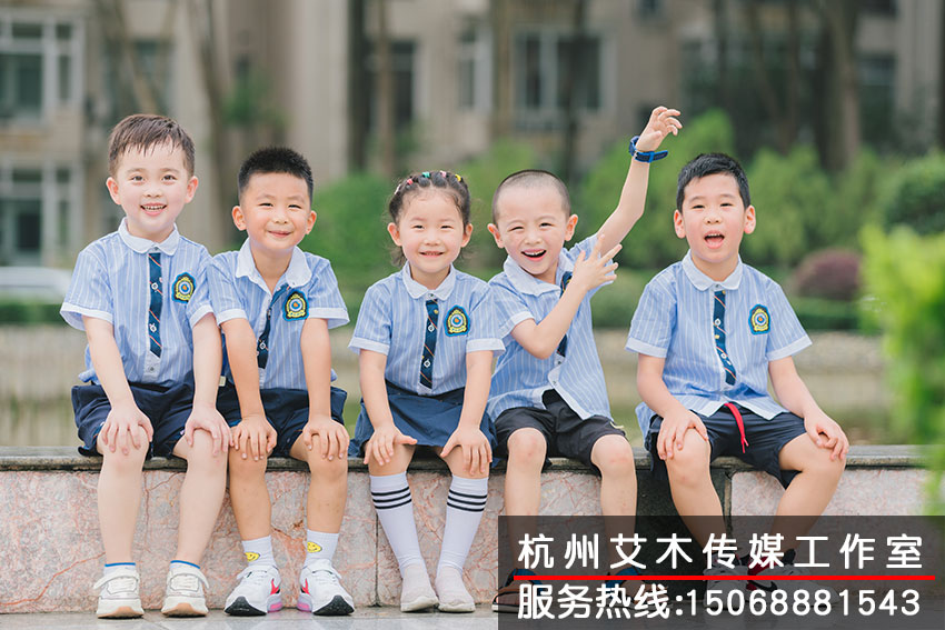 幼兒園同學(xué)拍攝留影