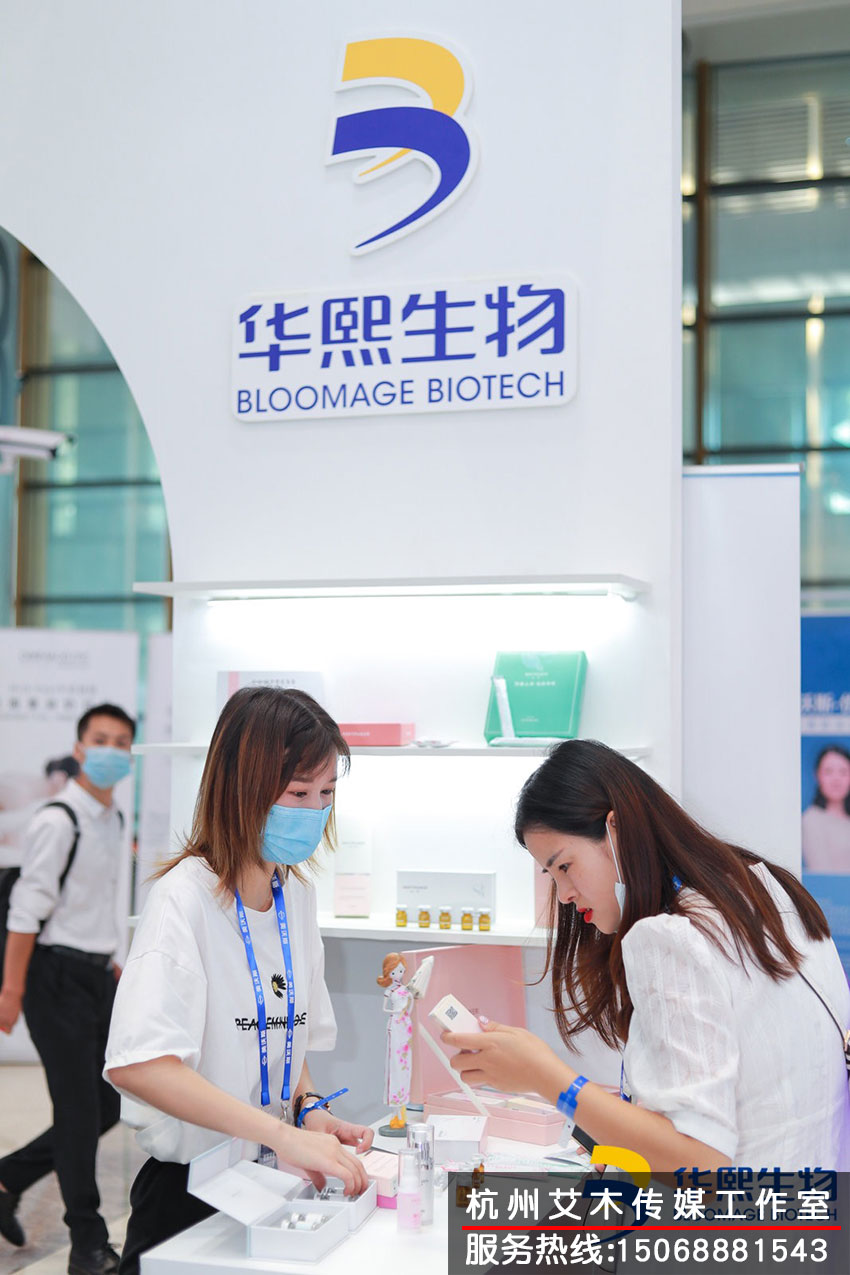 1631329085251735.jpg 華熙生物美沃斯新品發(fā)布會現(xiàn)場銷售人員對用戶進行講解拍攝